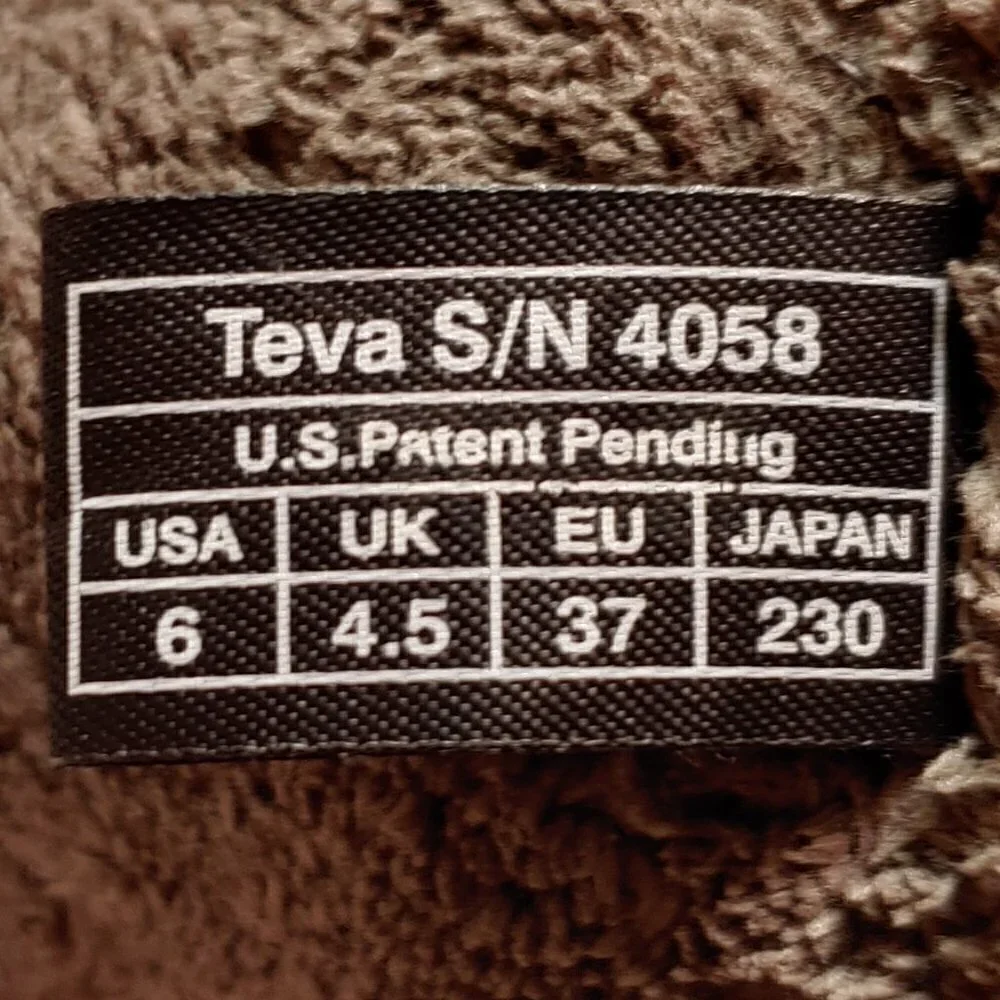 Teva x Spyder Kiru Boots Women's size 6 Gray & Cream Fur Lined Lace Up